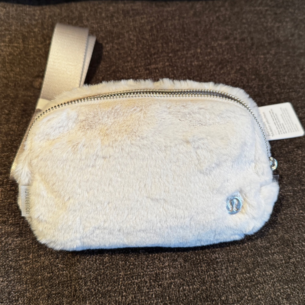 Lululemon Everywhere Belt Bag Fleece Bone Silver